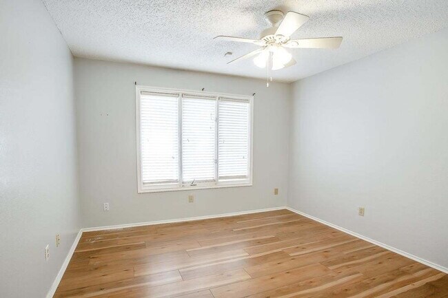 Building Photo - Charming Townhome on a Quiet Cul-de-Sac