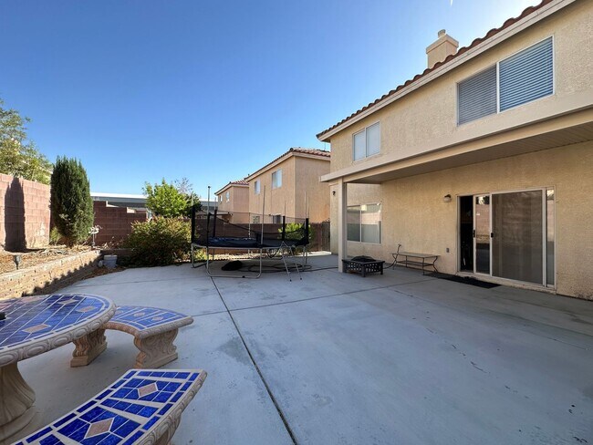 Building Photo - Beautifully Maintained Home Near Schools &...