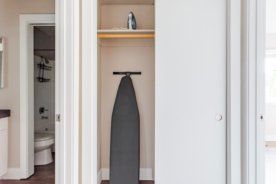 Building Photo - 644 Edgewater Blvd