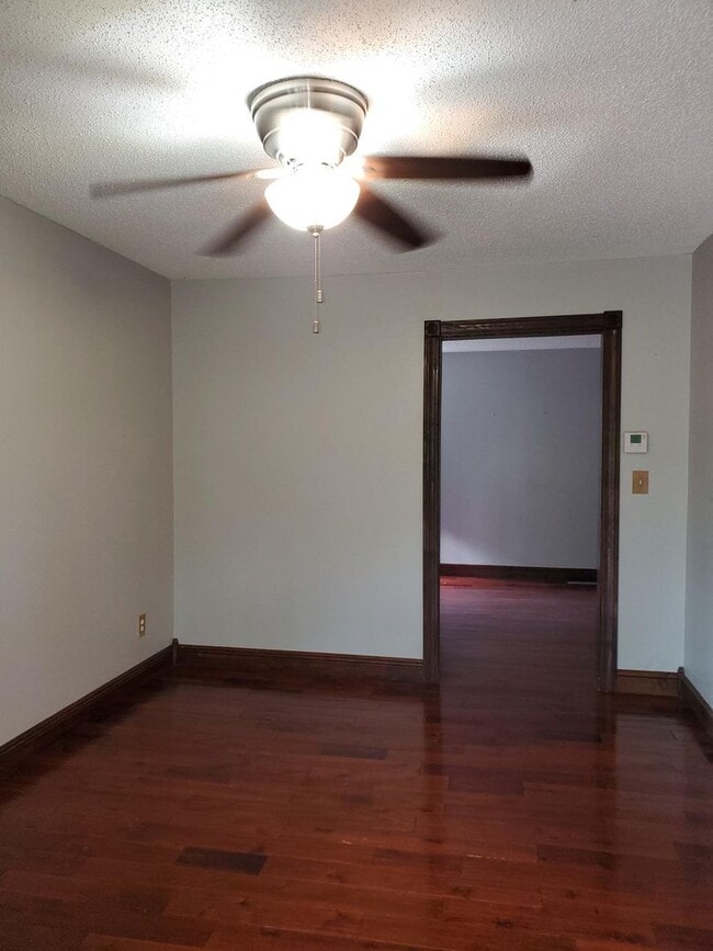 Building Photo - 936 S Longfellow St
