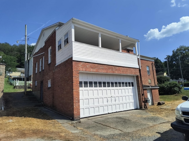 Building Photo - 716 Commerce St