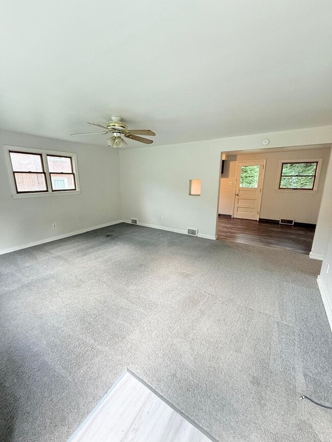Building Photo - Freshly updated 4BD 1.5BA in Verona!!!