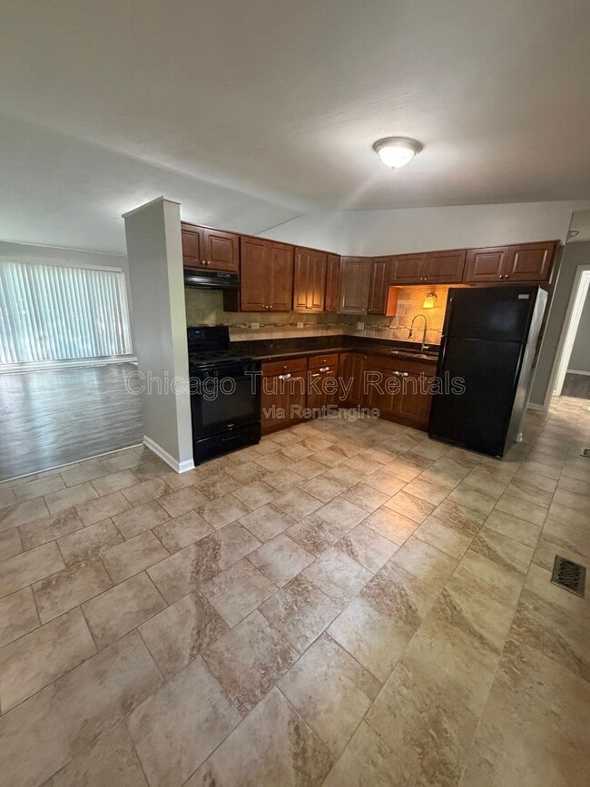 Building Photo - 105 S Sycamore Ln