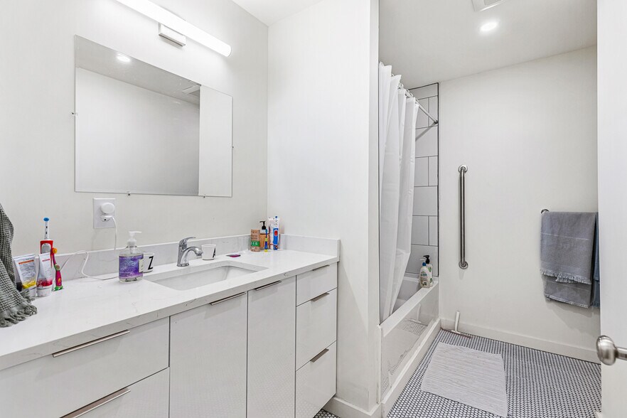 Building Photo - 123 Friendship St