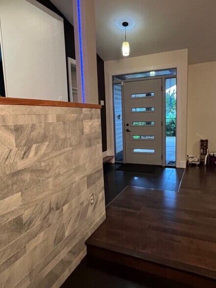 Building Photo - 220 Sugarland Run Dr