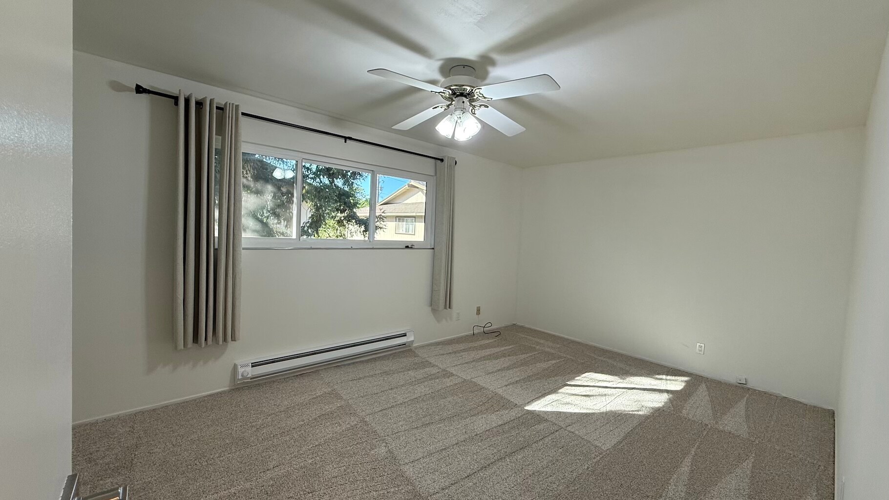 Extra large master bedroom - 88 Flynn Ave