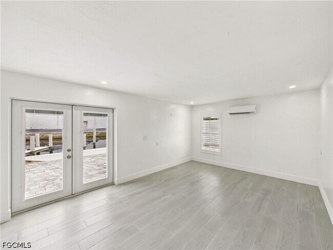 Building Photo - 567 13th St N