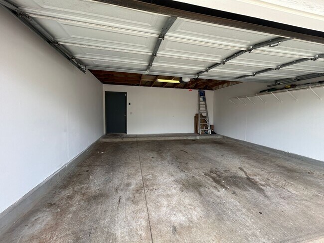 Building Photo - Bright & Airy 3-Bedroom Townhome in Ewa Be...