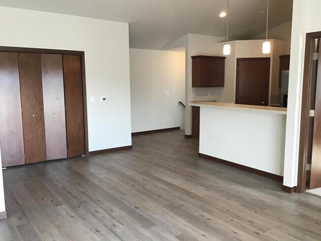 Building Photo - 535 Linden Dr