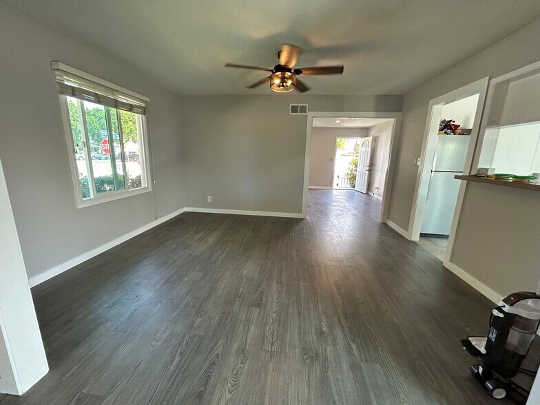 Building Photo - 299 Robinhood Ln
