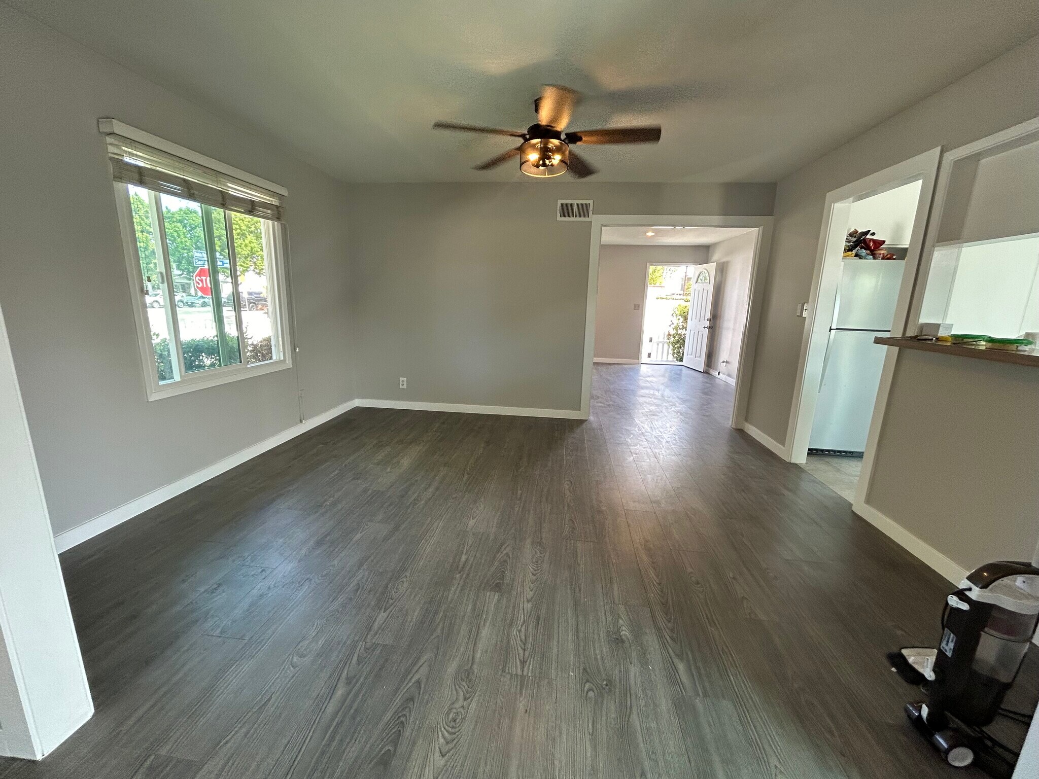 Building Photo - 299 Robinhood Ln