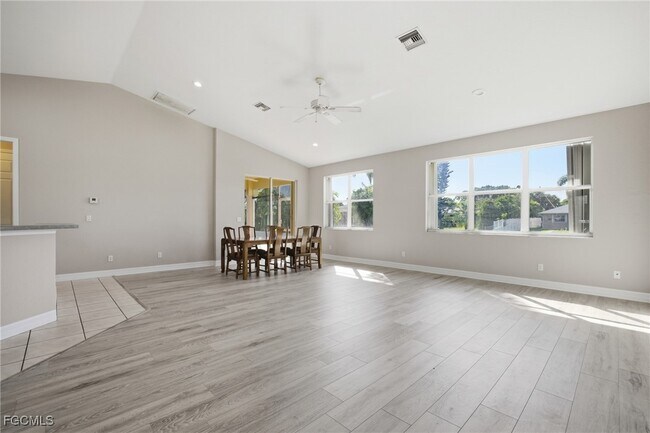 Building Photo - 1012 SE 5th Terrace