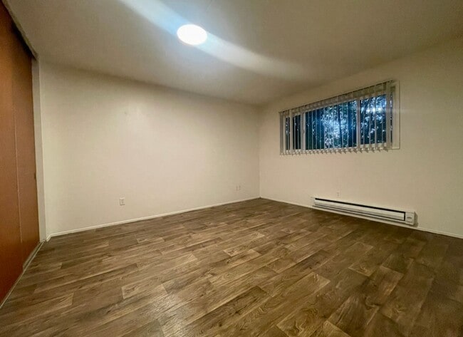 Building Photo - **FREE FIRST MONTH'S RENT** Spacious Top Floor Unit~ Great Natural Light~ Updated with Great Stor...