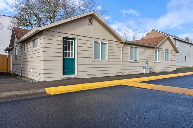 Building Photo - Spacious 5 bed/2 bath in SE Portland