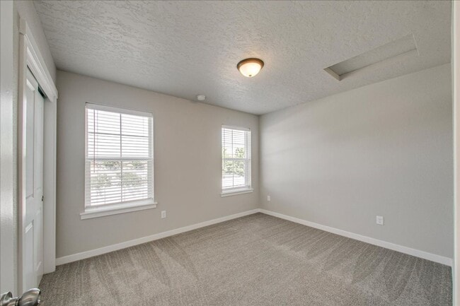 Building Photo - Cute Townhome in SW Boise