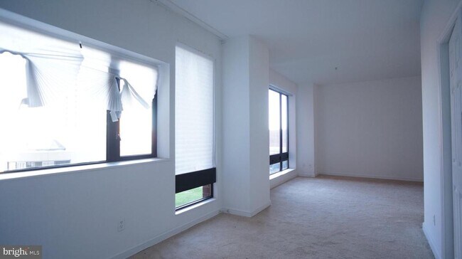 Building Photo - 10 E Lee St