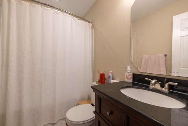 Building Photo - 204 Oak St