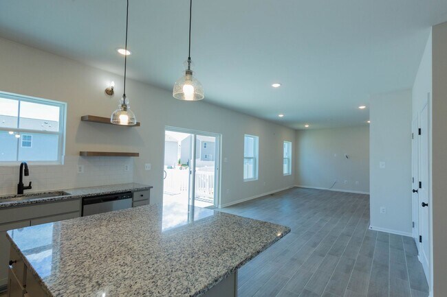 Building Photo - 4 Bed, 3 Bath, Single Family Home in Hedgesville, WV