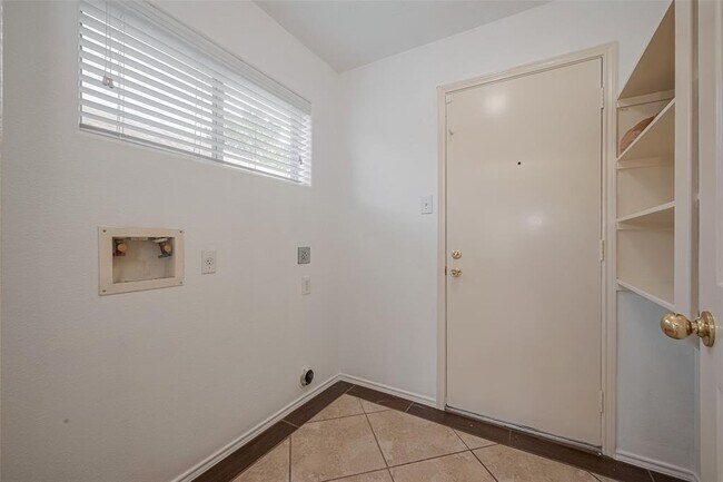 Building Photo - 6814 Shallow River Ct