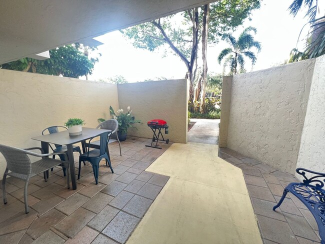 Building Photo - Furnished 2 bedroom 2 Bath condo in a Wond...