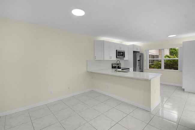 Building Photo - 2442 SW Danbury Ln