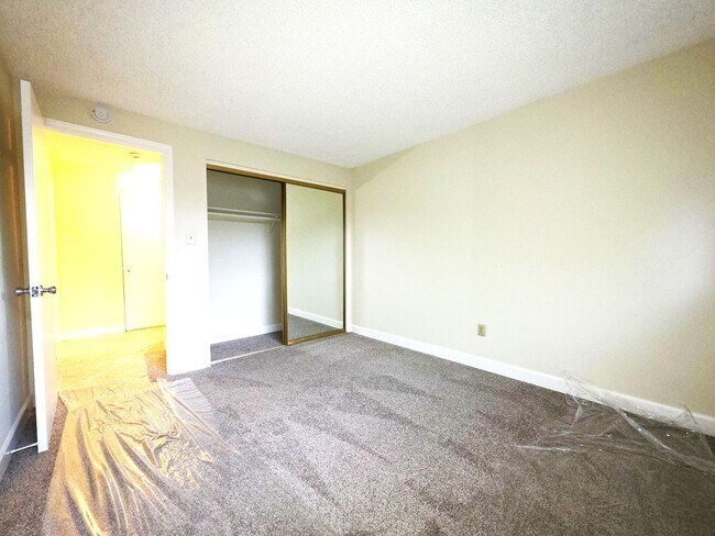 Building Photo - Large 2 bedroom 1.5 bath 2 car garage townhouse new custom flooring and paint throughout with new...
