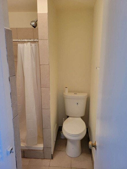 Bathroom - 2035 E Allegheny Ave