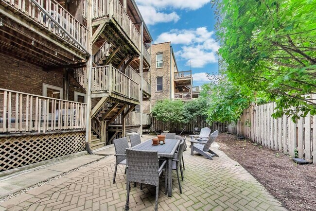Building Photo - 2837 N Burling St