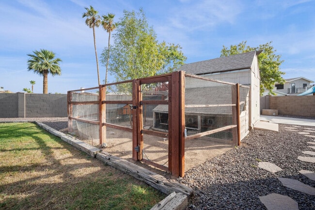 Building Photo - 4515 W Shaw Butte Dr