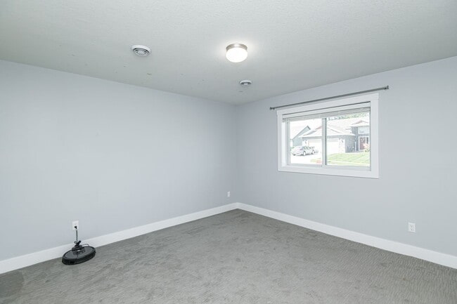 Building Photo - Gorgeous, spacious home on beautiful count...