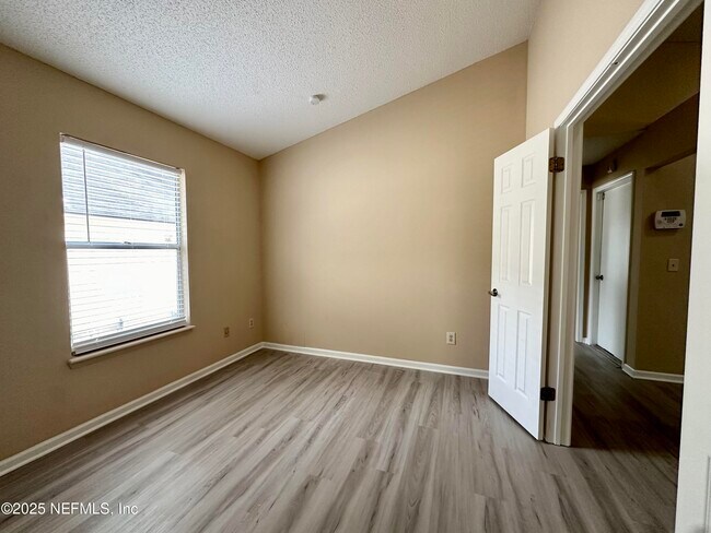 Building Photo - 8828 Townsquare Dr S