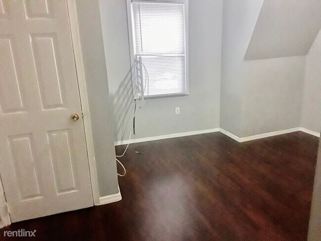 Building Photo - 2 br, 1 bath Townhome - 22 Seymour Ave