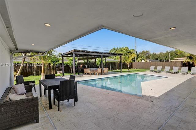 Building Photo - 8370 N Kendall Dr