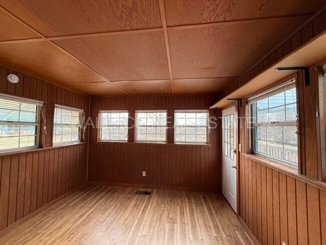 Building Photo - CUTE 1940'S BUNGALOW IN SHANNONDALE COMMUNITY IN N. KNOXVILLE!!