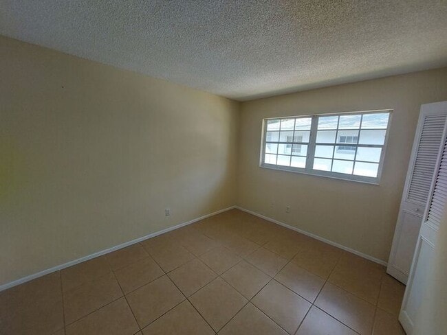 Building Photo - 584 Fairways Ln