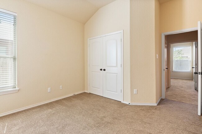 Building Photo - Beautiful 3 Bedroom Duplex Located in New Braunfels, Texas!