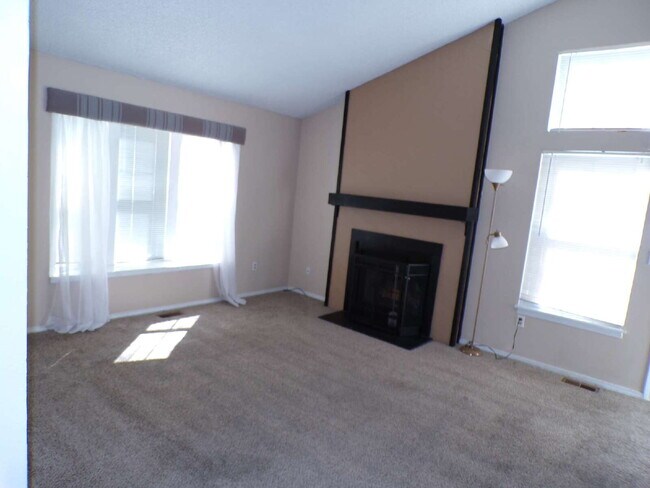 Building Photo - Great Littleton Location! 2 bedroom, 1 bathroom (96CH#A)