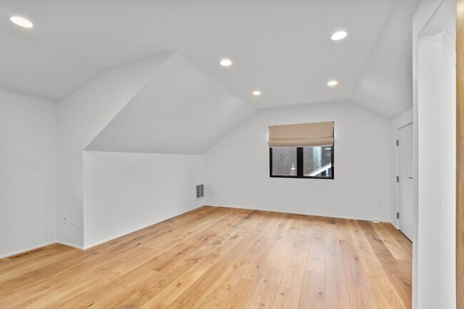 Building Photo - 4Bd/3Ba Seattle House