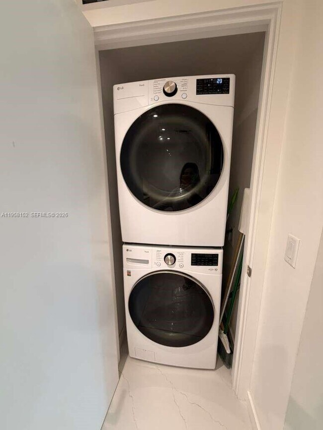 Building Photo - 9901 W Bay Harbor Dr