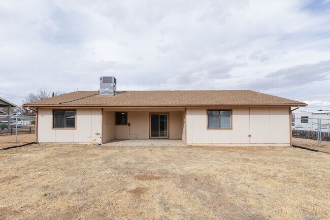 Building Photo - 3 bedroom 2 bathroom Ranch Style Home in Prescott Valley!