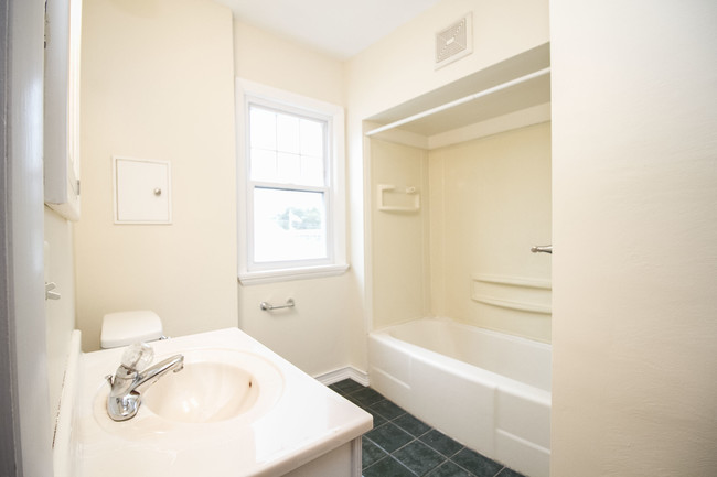 Building Photo - 942 Brinton Dr