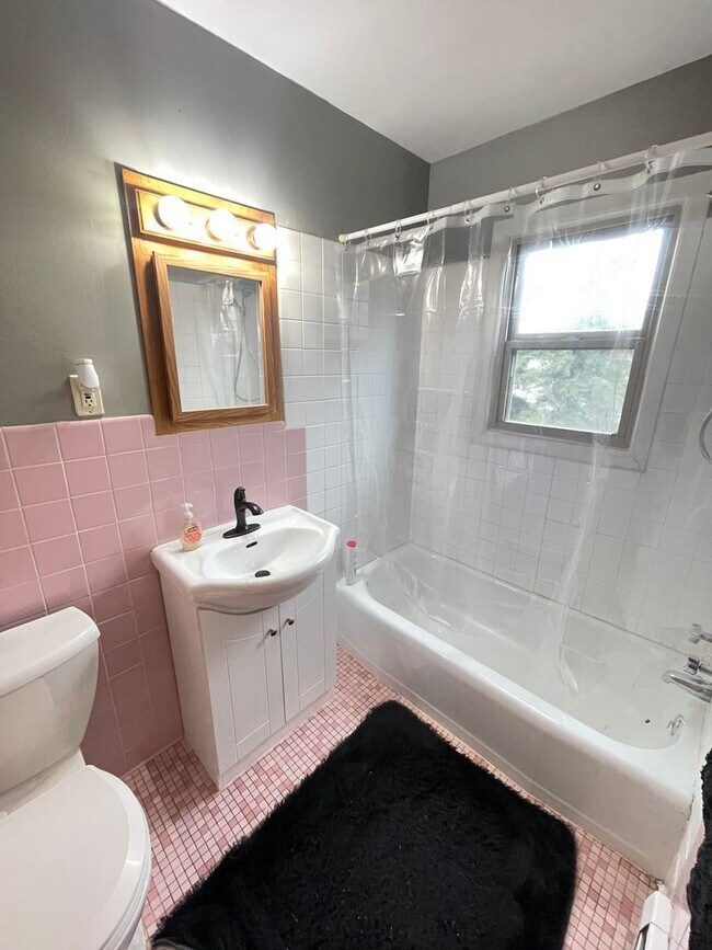 Building Photo - Available July! - 1 Bed 1 Bath Apartment