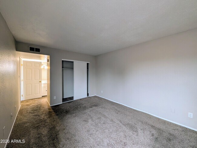 Building Photo - 4211 E Palm Ln