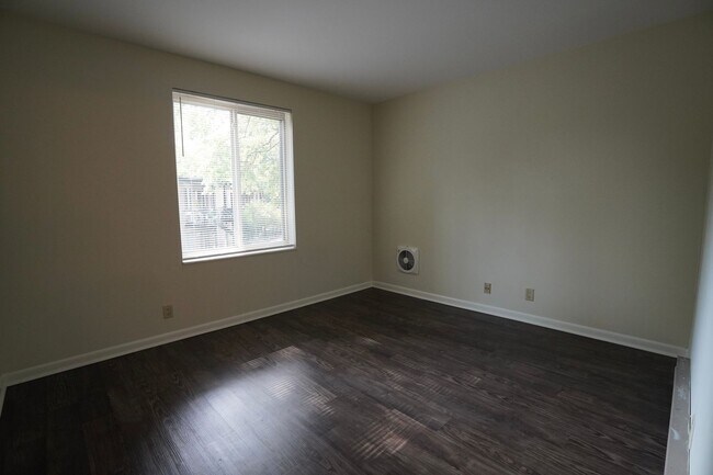 Building Photo - 2601 Hillsboro Pike