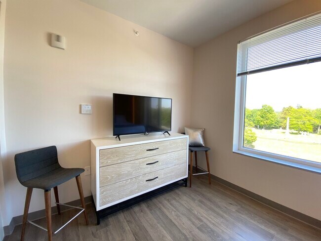 Building Photo - 409 Elm St