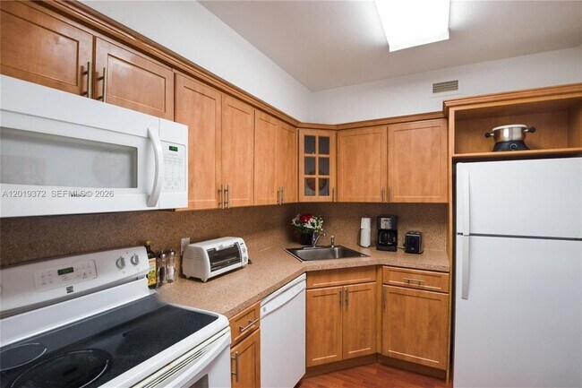 Building Photo - 5600 Collins Ave