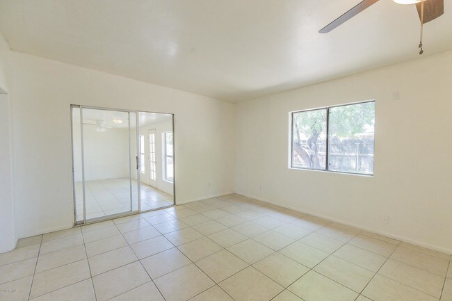 Building Photo - 4016 E Willow Ave