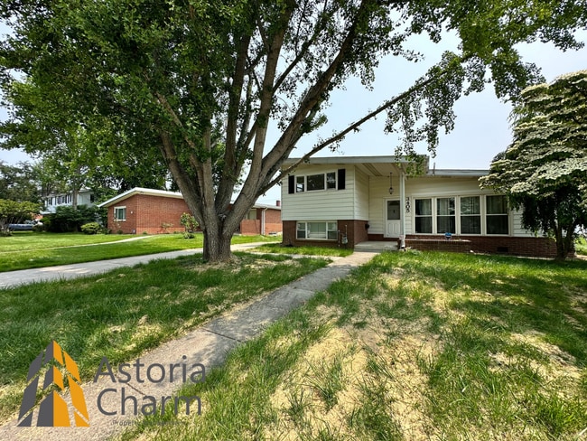 Building Photo - Spacious 4 Bedroom + Den Home with Private...