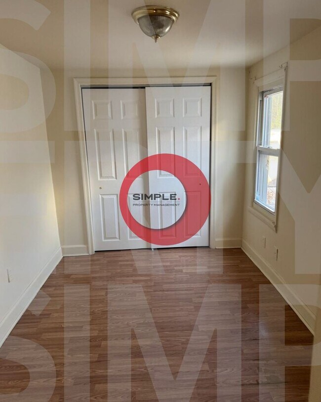 Building Photo - Great Location