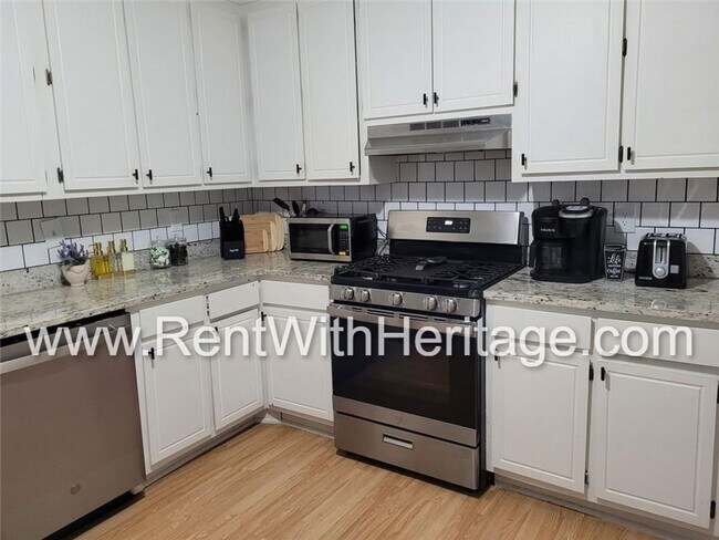 Building Photo - COME SEE THIS FANTASTIC 2 BEDROOM 2 BATH DUPLEX!